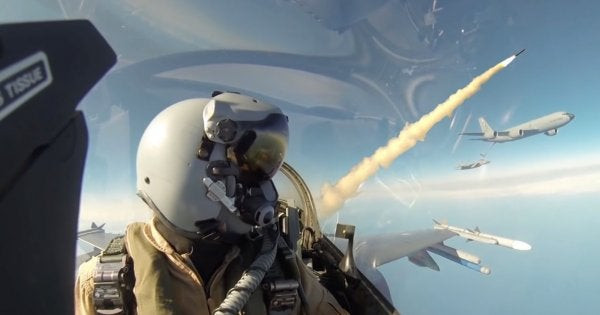 Εκπαίδευση στις αερομαχίες μέσα σε F-16 (βίντεο)